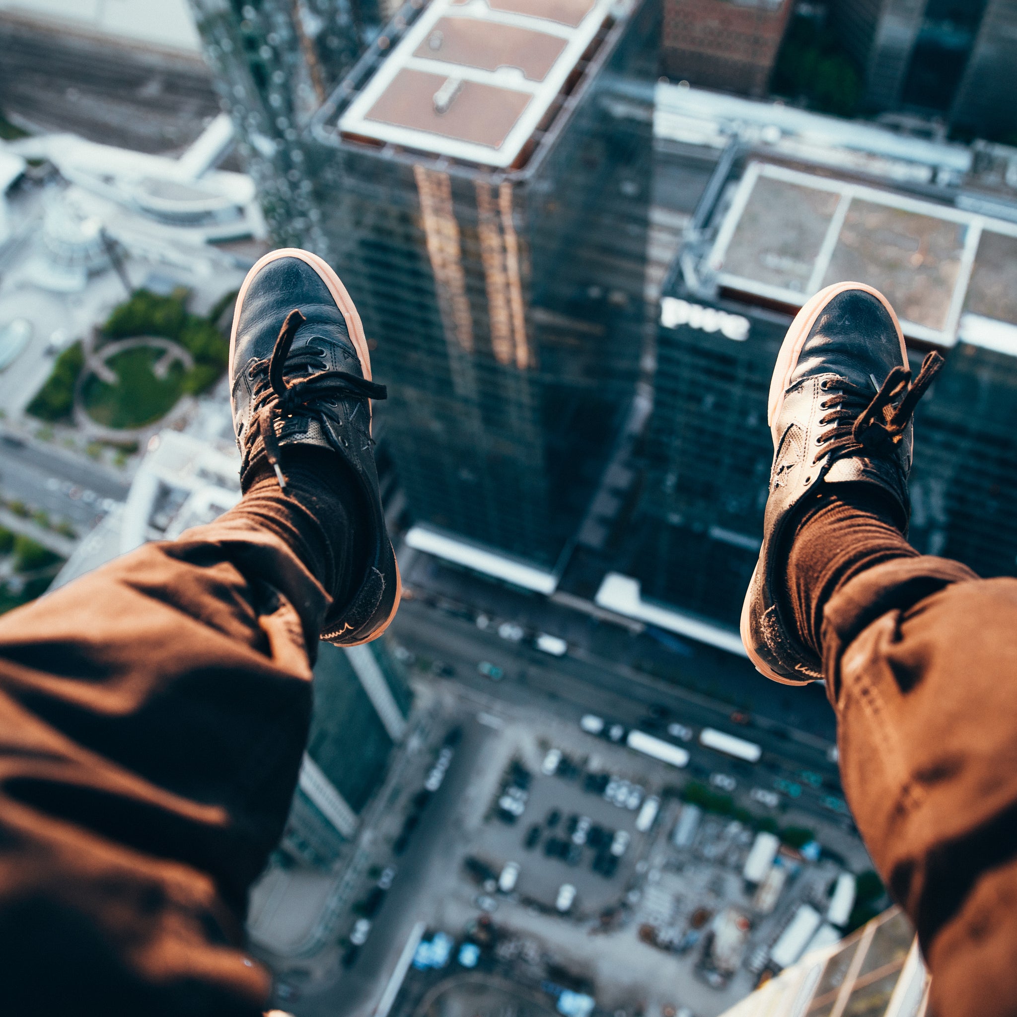rooftopper-looking-down